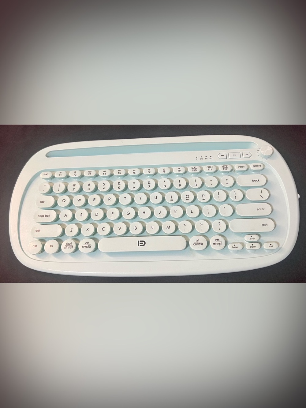 Bluetooth Keyboard Typewriter Style - Picture 4 of 4